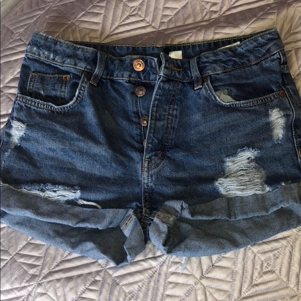 •Cute distressed jean shorts•
